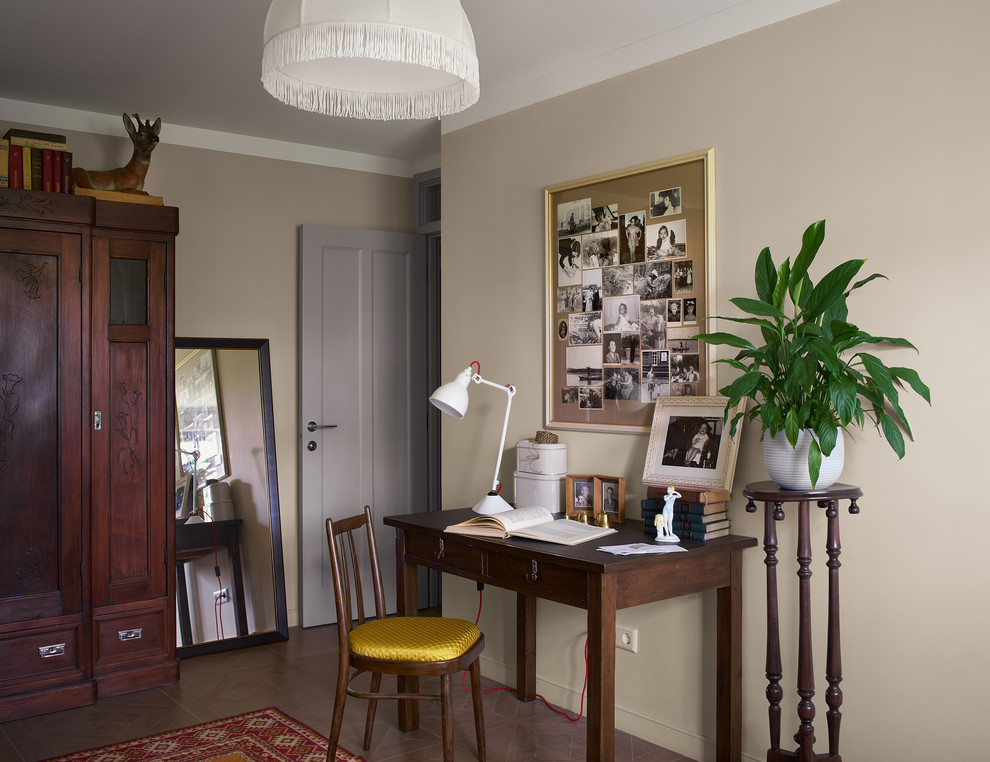 Ejemplo de dormitorio principal bohemio pequeño con paredes beige, suelo de baldosas de porcelana, suelo marrón y con escritorio