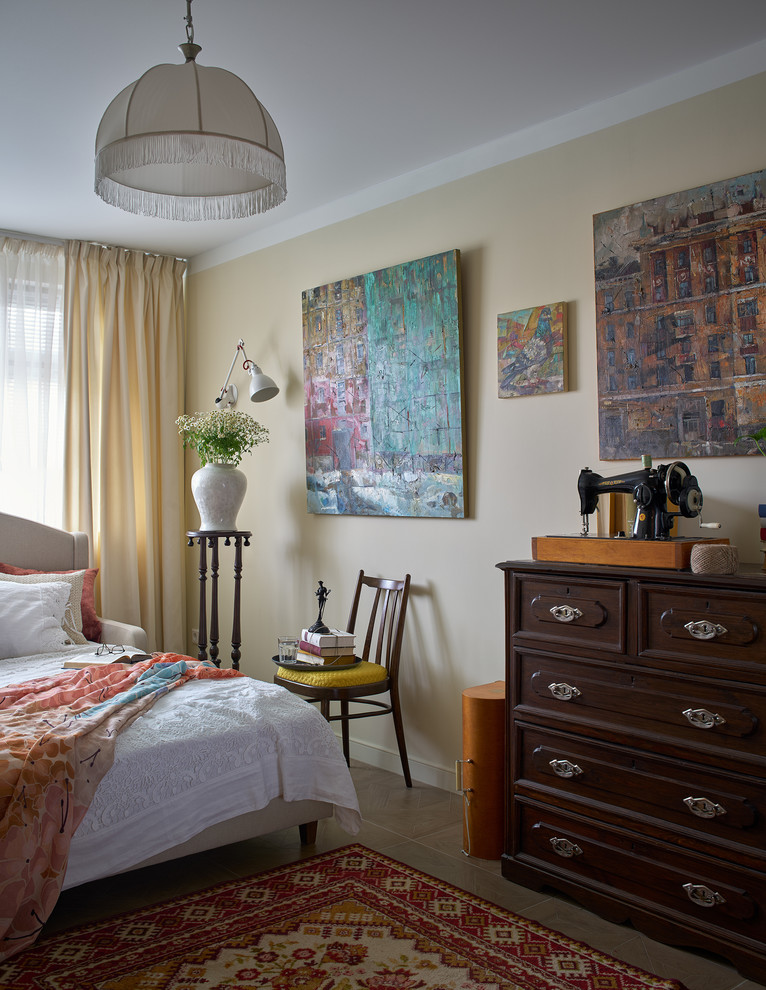 Kleines Eklektisches Hauptschlafzimmer mit beiger Wandfarbe, Porzellan-Bodenfliesen und braunem Boden in Jekaterinburg