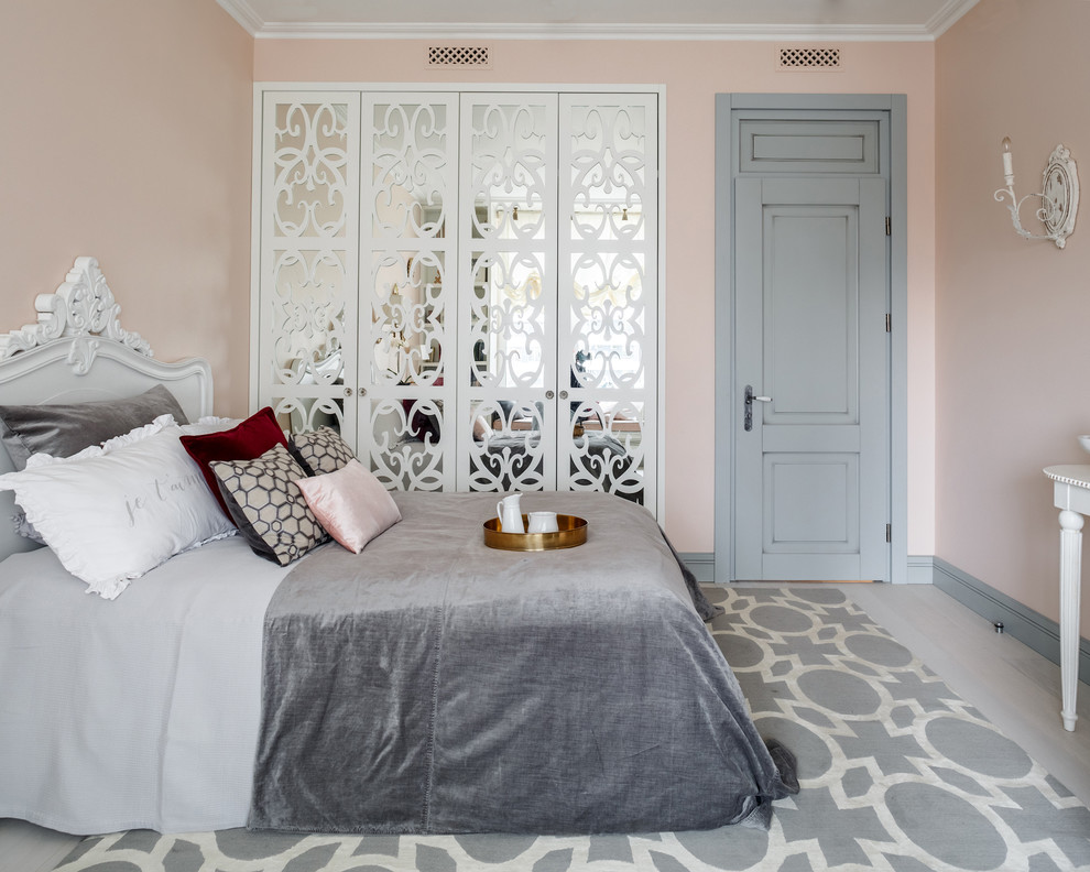 Réalisation d'une chambre tradition avec un mur rose, parquet clair et un sol beige.