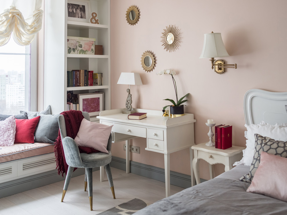 Idées déco pour une chambre classique avec parquet clair, un sol beige et un mur rose.