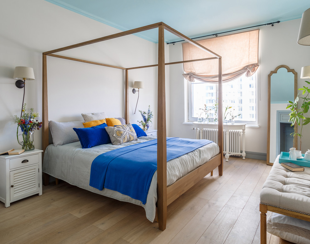 Imagen de dormitorio contemporáneo con paredes blancas, suelo de madera clara y suelo beige