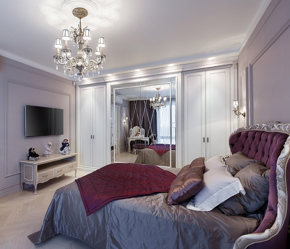 На фото: хозяйская спальня в классическом стиле с светлым паркетным полом и фиолетовыми стенами