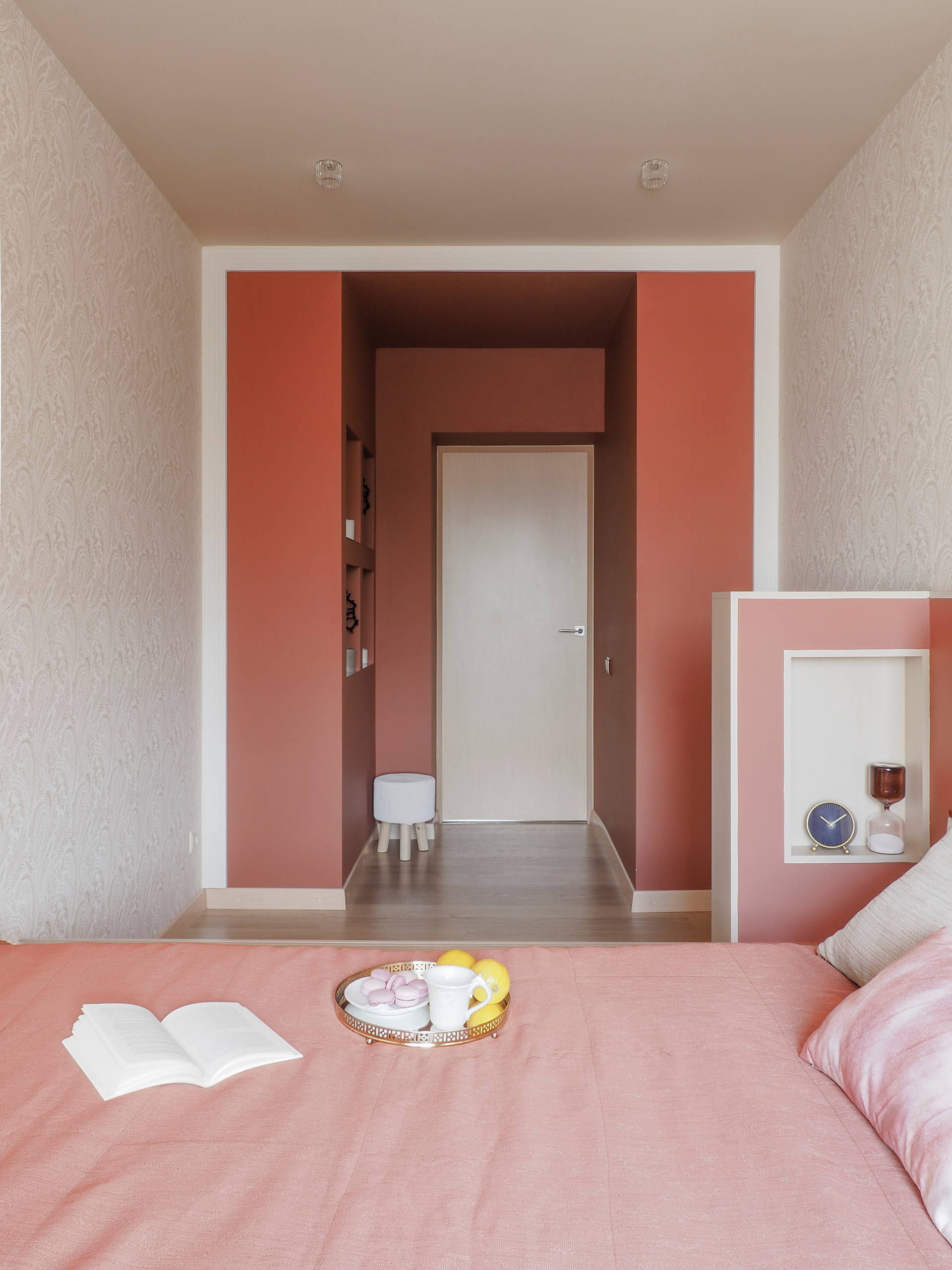 Узкая спальня: 110 фото идей как использовать пространство правильно и оформить интерьер стильно