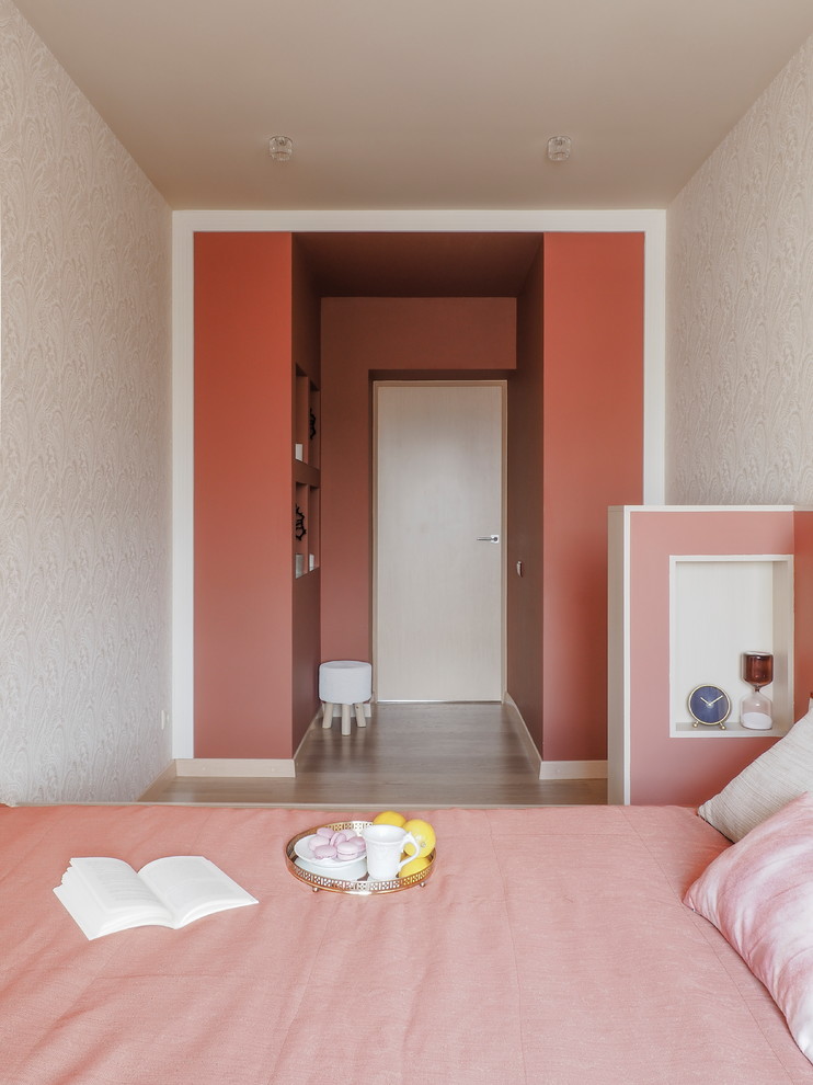 Foto de dormitorio principal actual pequeño con paredes blancas, suelo de madera clara y suelo beige
