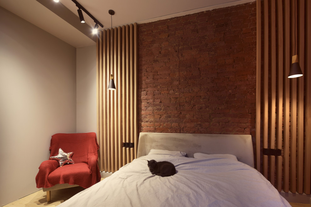 Стильный дизайн: хозяйская спальня среднего размера в стиле лофт с серыми стенами и светлым паркетным полом без камина - последний тренд