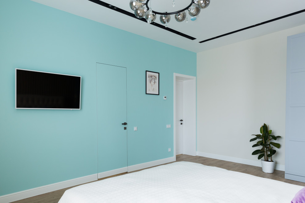 Пример оригинального дизайна: большая хозяйская спальня в стиле неоклассика (современная классика) с разноцветными стенами, полом из ламината и бежевым полом
