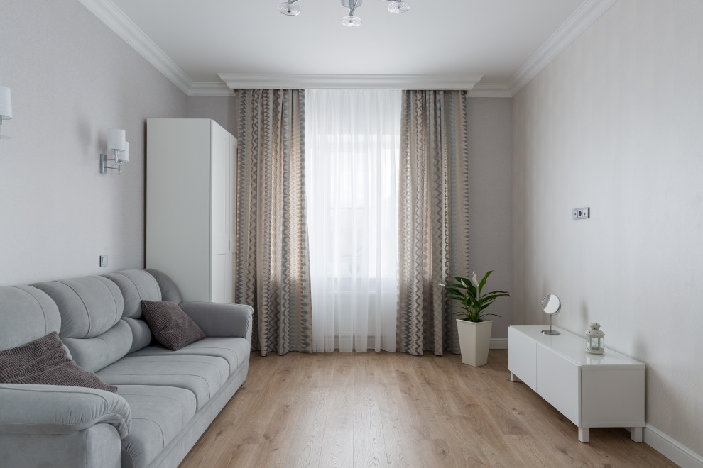 Inspiration pour une petite chambre d'amis traditionnelle avec un mur gris, sol en stratifié et un sol beige.