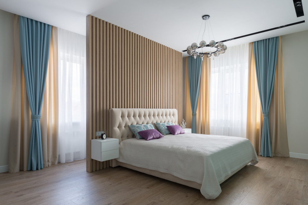 Источник вдохновения для домашнего уюта: большая гостевая спальня (комната для гостей) в стиле неоклассика (современная классика) с разноцветными стенами, полом из ламината и бежевым полом