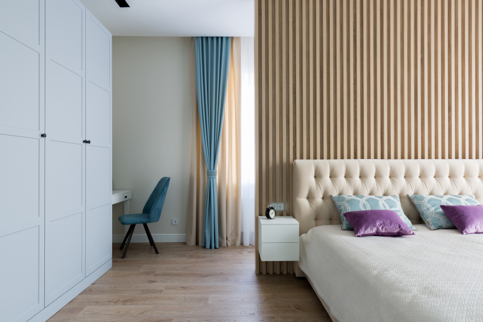 Стильный дизайн: большая гостевая спальня (комната для гостей) в стиле неоклассика (современная классика) с разноцветными стенами, полом из ламината и бежевым полом - последний тренд