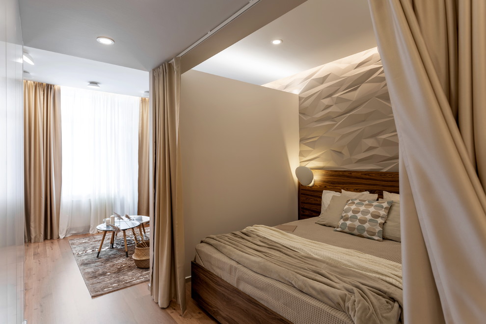 Источник вдохновения для домашнего уюта: хозяйская спальня среднего размера в современном стиле с серыми стенами, полом из ламината, коричневым полом и кроватью в нише без камина