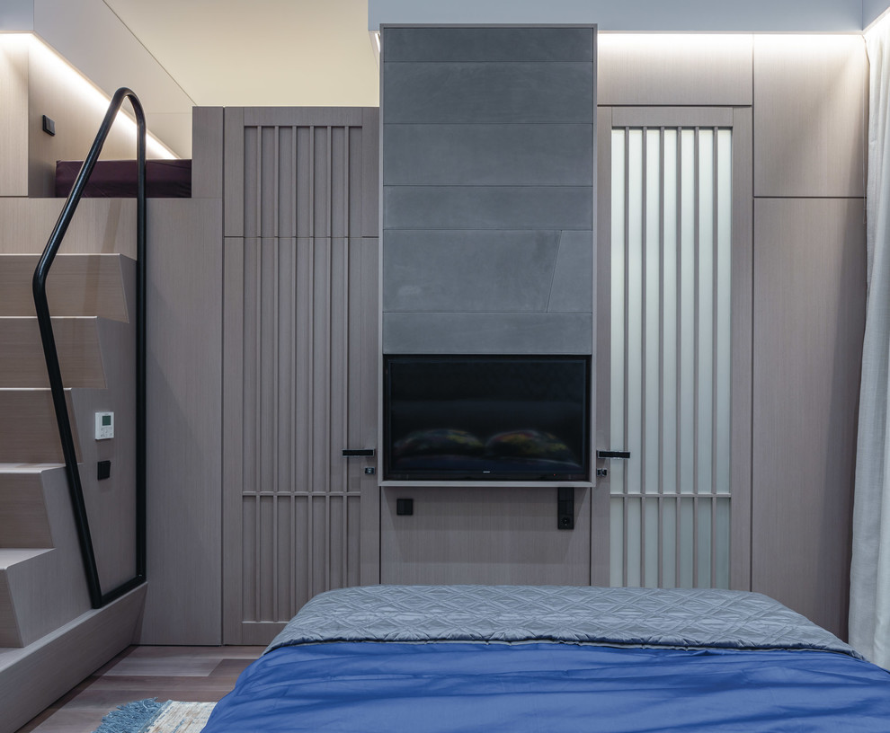 Идея дизайна: спальня среднего размера на антресоли в стиле неоклассика (современная классика) с разноцветными стенами, паркетным полом среднего тона и коричневым полом без камина