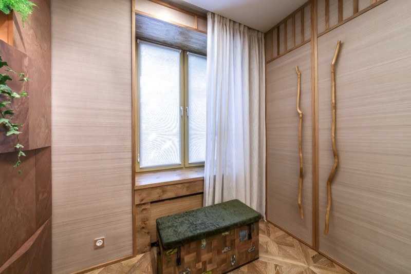 Idée de décoration pour une grande chambre parentale design avec un mur beige et parquet clair.