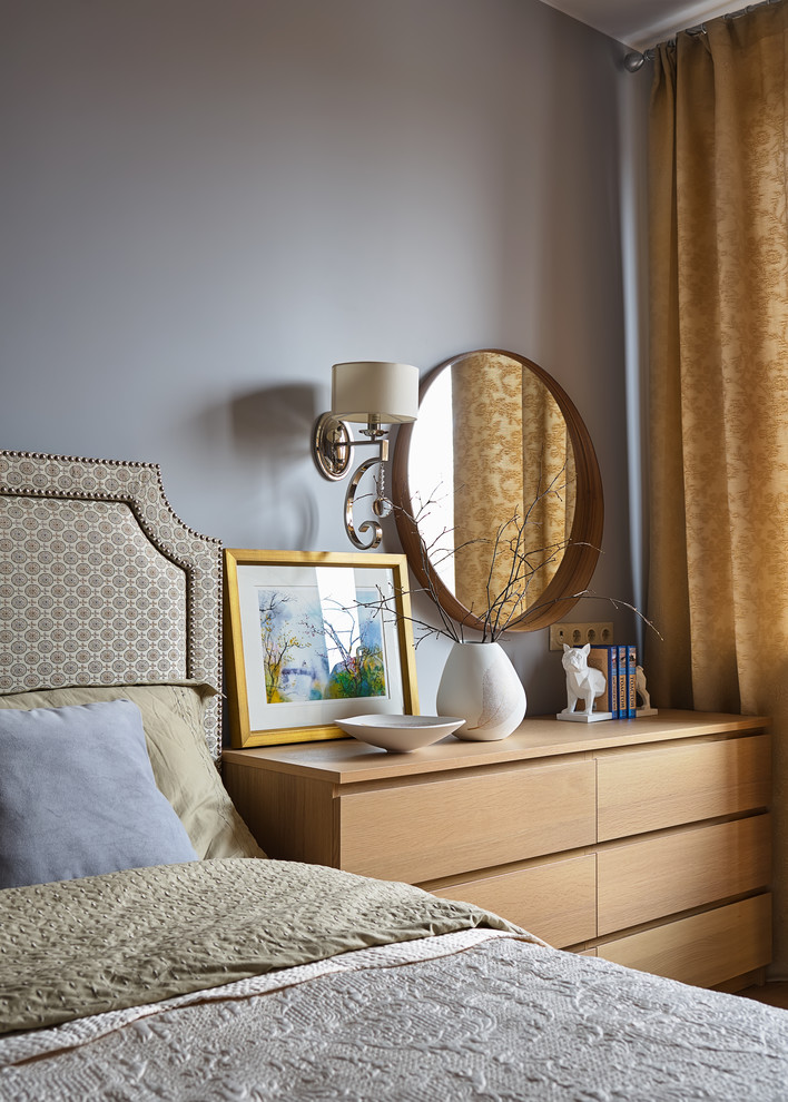 Источник вдохновения для домашнего уюта: хозяйская спальня в стиле неоклассика (современная классика) с серыми стенами