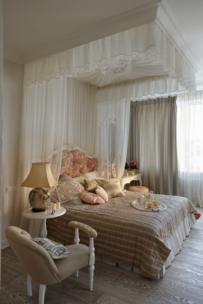 Пример оригинального дизайна: спальня в классическом стиле с белыми стенами, паркетным полом среднего тона и кроватью в нише
