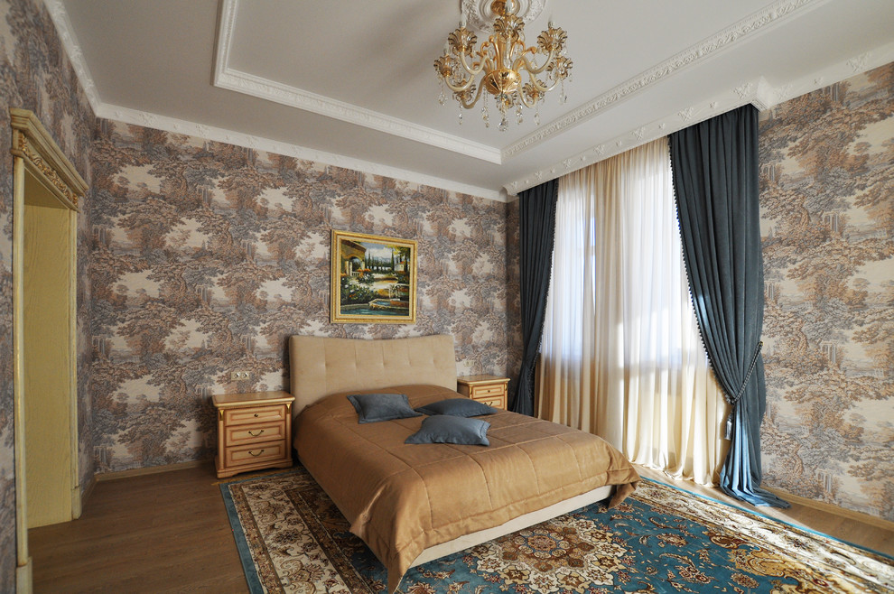 Ejemplo de dormitorio principal clásico con paredes multicolor y suelo de madera en tonos medios