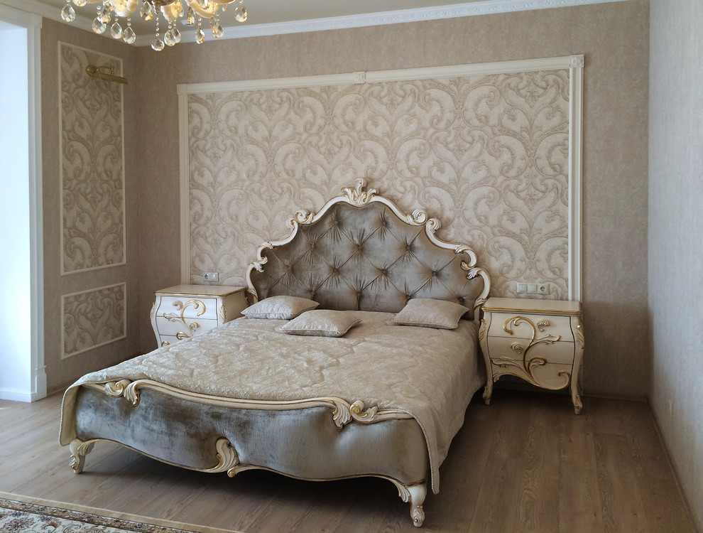 Klassisches Hauptschlafzimmer mit beiger Wandfarbe und braunem Holzboden in Jekaterinburg