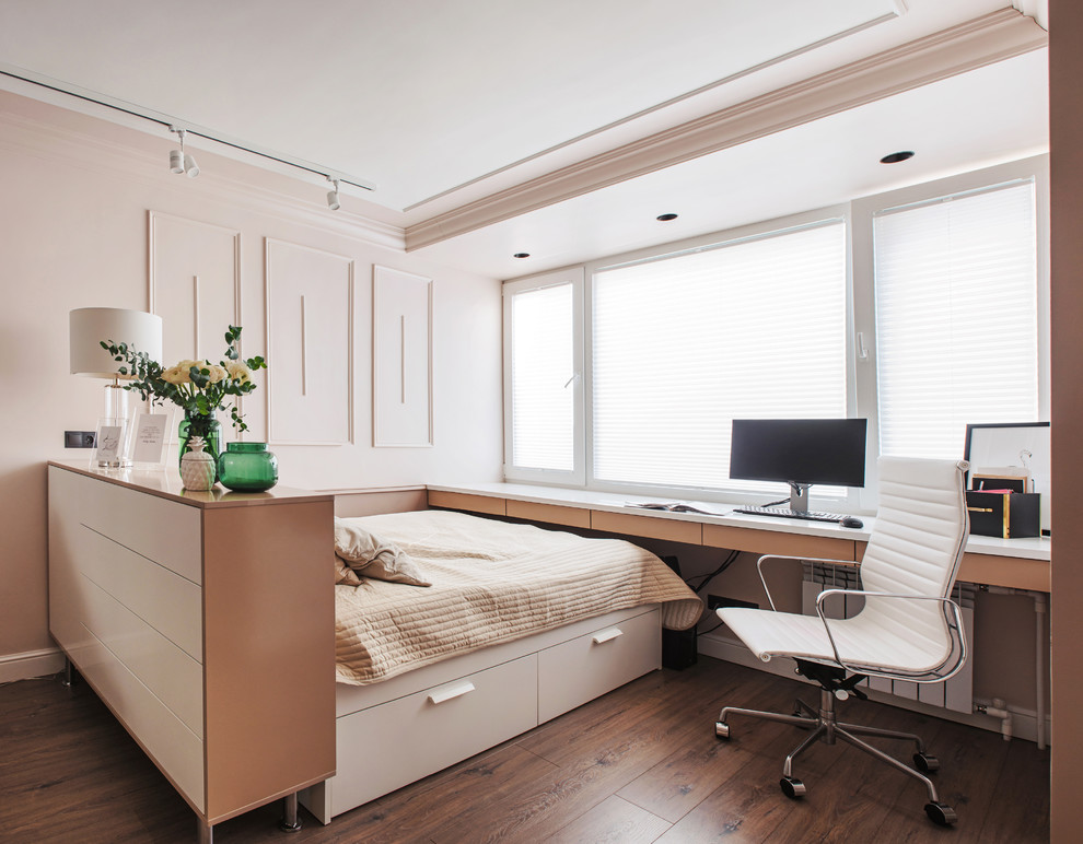 Стильный дизайн: хозяйская спальня в стиле неоклассика (современная классика) с розовыми стенами, паркетным полом среднего тона, коричневым полом и кроватью в нише - последний тренд