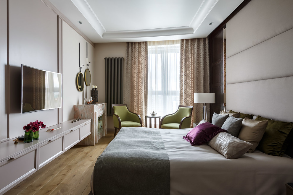 Источник вдохновения для домашнего уюта: хозяйская спальня в стиле неоклассика (современная классика) с серыми стенами, паркетным полом среднего тона, коричневым полом и телевизором