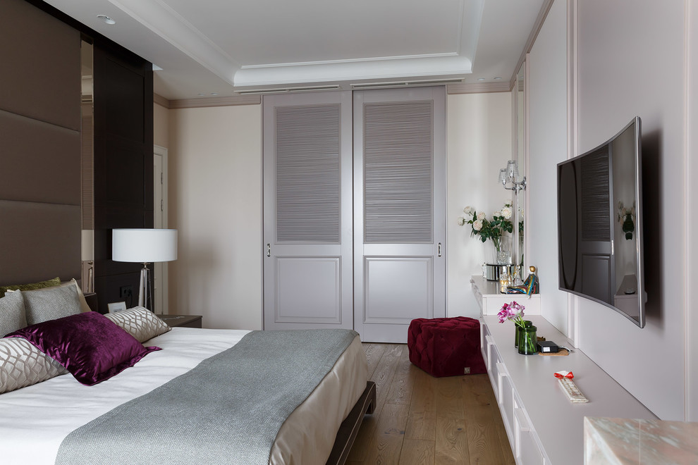 Ejemplo de dormitorio principal clásico renovado con suelo de madera en tonos medios y suelo marrón