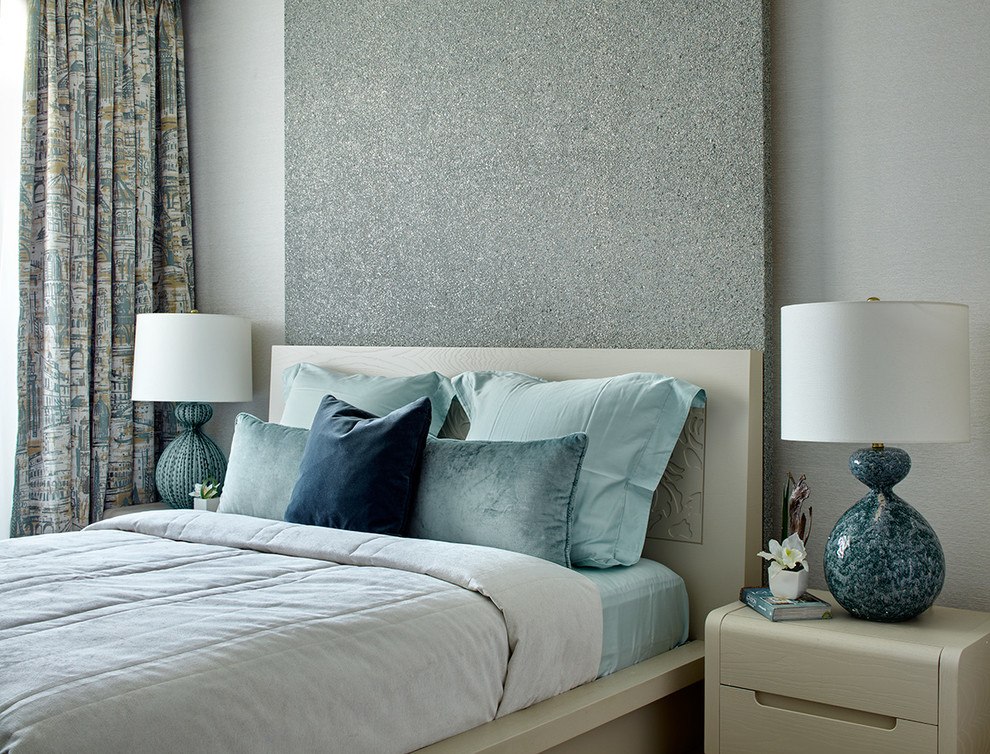 Идея дизайна: хозяйская спальня в современном стиле с серыми стенами
