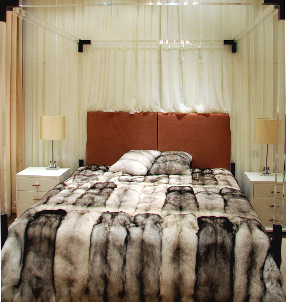 На фото: хозяйская спальня среднего размера в стиле фьюжн с белыми стенами, темным паркетным полом и коричневым полом