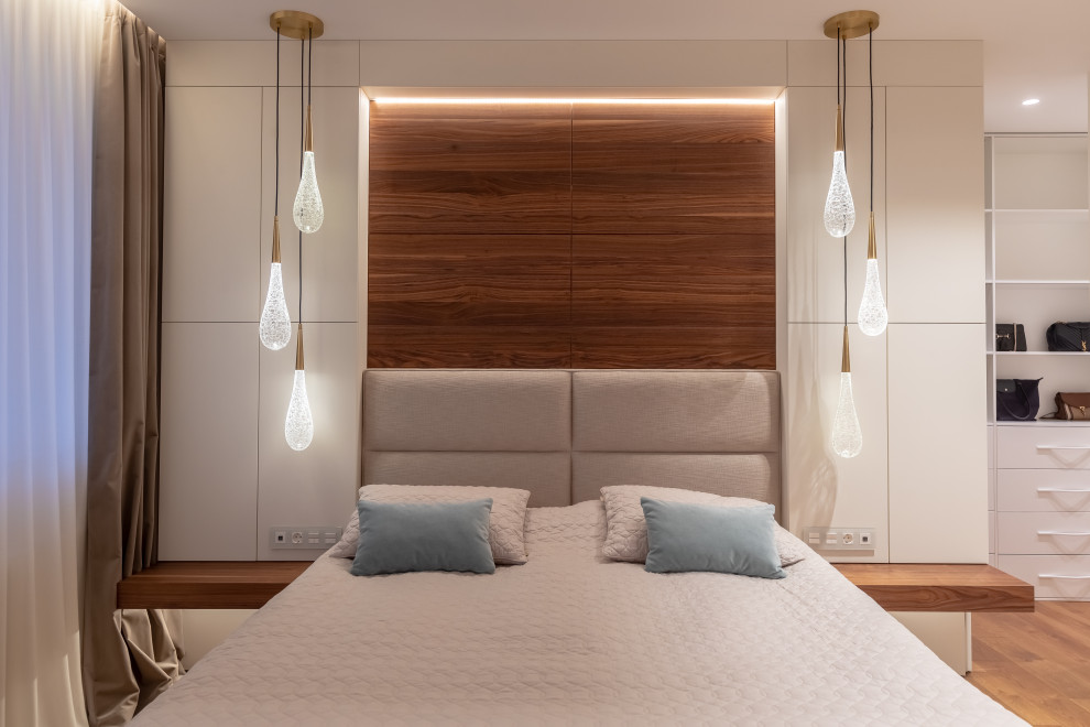 Ejemplo de dormitorio principal contemporáneo grande con paredes blancas, suelo de madera en tonos medios y suelo marrón