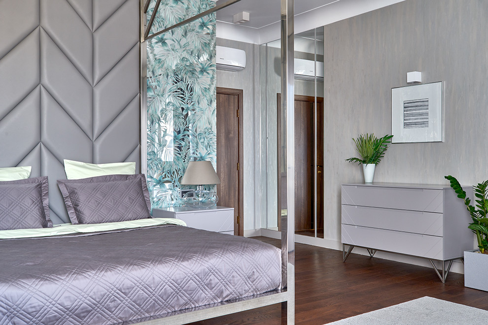 На фото: хозяйская спальня в стиле неоклассика (современная классика) с серыми стенами, паркетным полом среднего тона и коричневым полом с