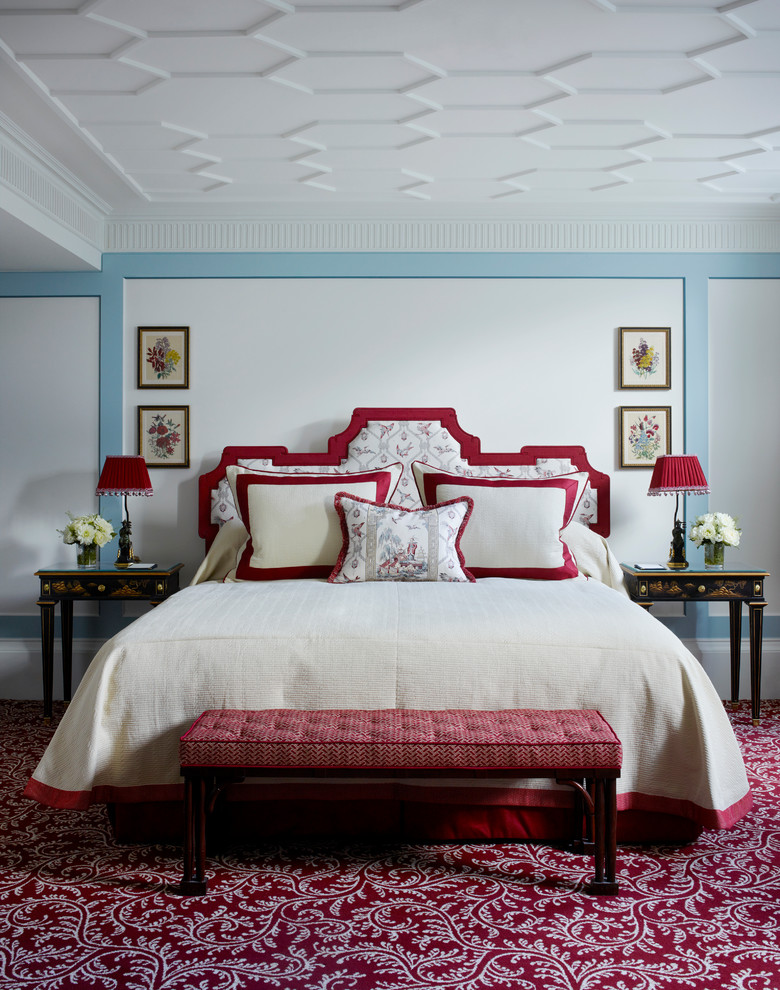 Foto de dormitorio principal tradicional con paredes multicolor y moqueta