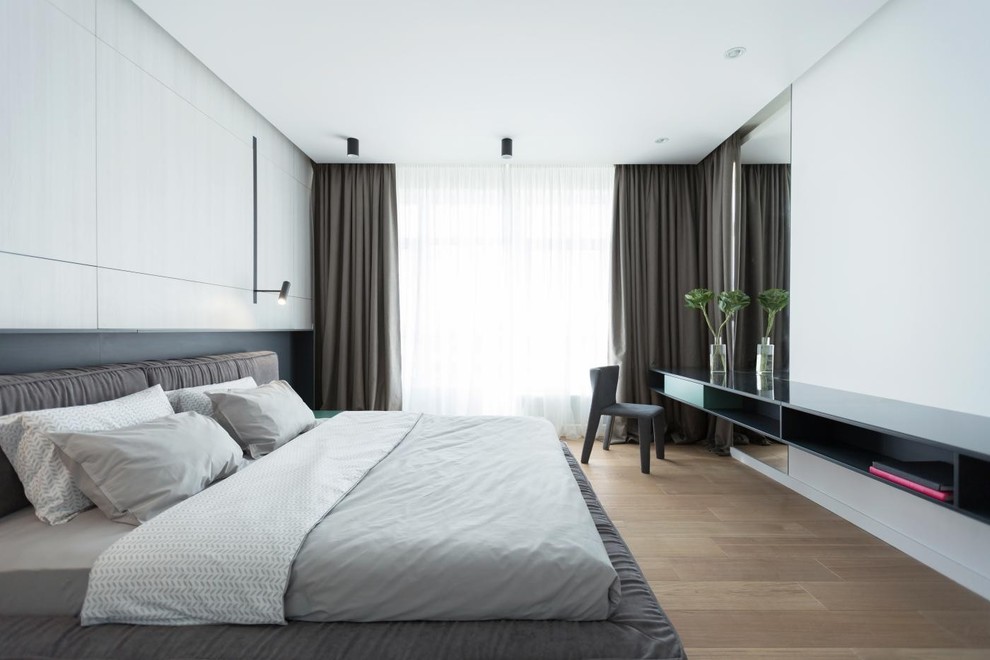 Источник вдохновения для домашнего уюта: спальня в современном стиле с белыми стенами, паркетным полом среднего тона, коричневым полом и тюлем