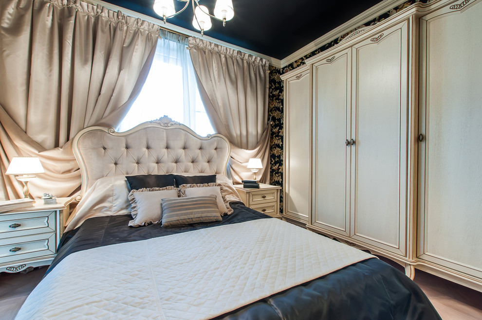 Стильный дизайн: хозяйская спальня среднего размера в классическом стиле с бежевыми стенами, мраморным полом, стандартным камином и фасадом камина из дерева - последний тренд