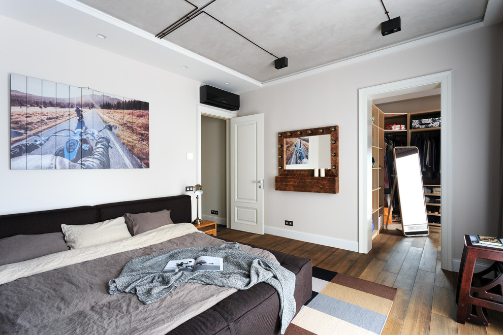 Modernes Schlafzimmer mit beiger Wandfarbe, braunem Holzboden und braunem Boden in Moskau