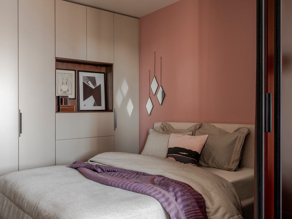 Immagine di una piccola camera da letto minimal con pareti rosa