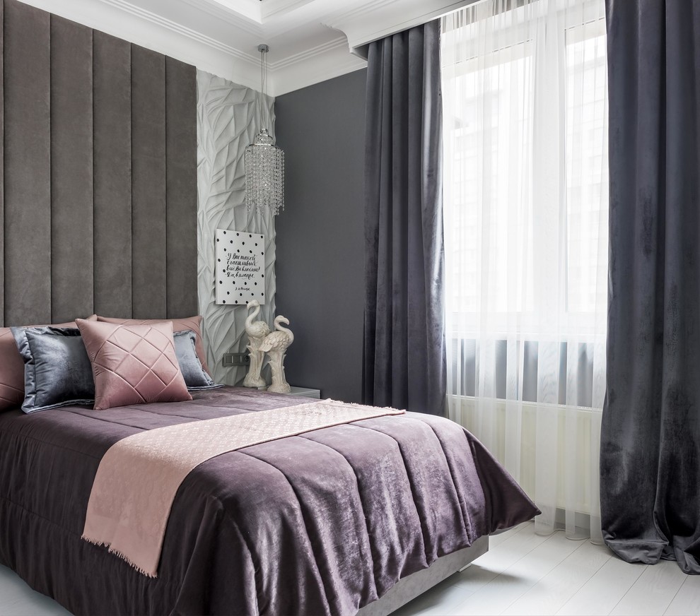 Modelo de habitación de invitados contemporánea con paredes grises, suelo de madera pintada y suelo blanco