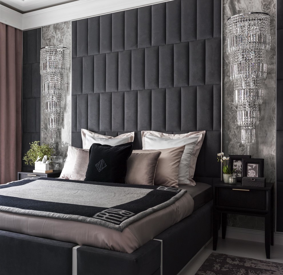 Modernes Hauptschlafzimmer mit grauer Wandfarbe, gebeiztem Holzboden und weißem Boden in Moskau