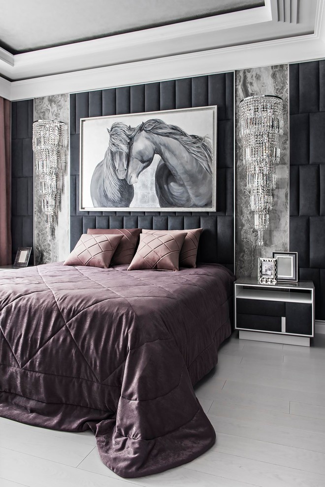 Идея дизайна: хозяйская спальня среднего размера в современном стиле с серыми стенами, светлым паркетным полом и белым полом