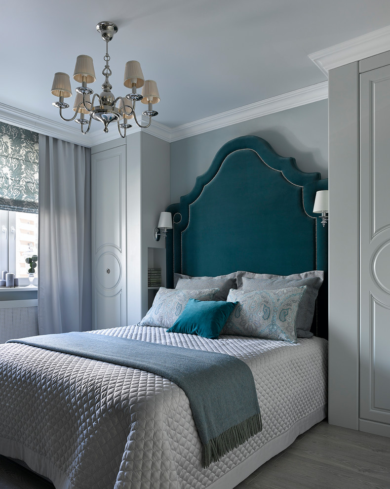 Свежая идея для дизайна: хозяйская спальня в стиле неоклассика (современная классика) с серыми стенами, светлым паркетным полом, серым полом и кроватью в нише - отличное фото интерьера