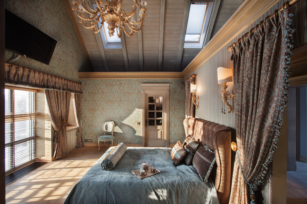 На фото: большая хозяйская спальня в классическом стиле с паркетным полом среднего тона и бежевым полом