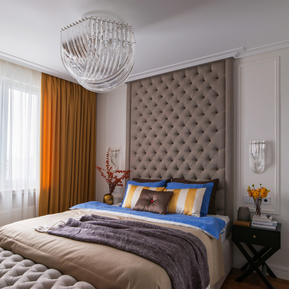 Imagen de dormitorio principal contemporáneo con paredes beige y suelo marrón
