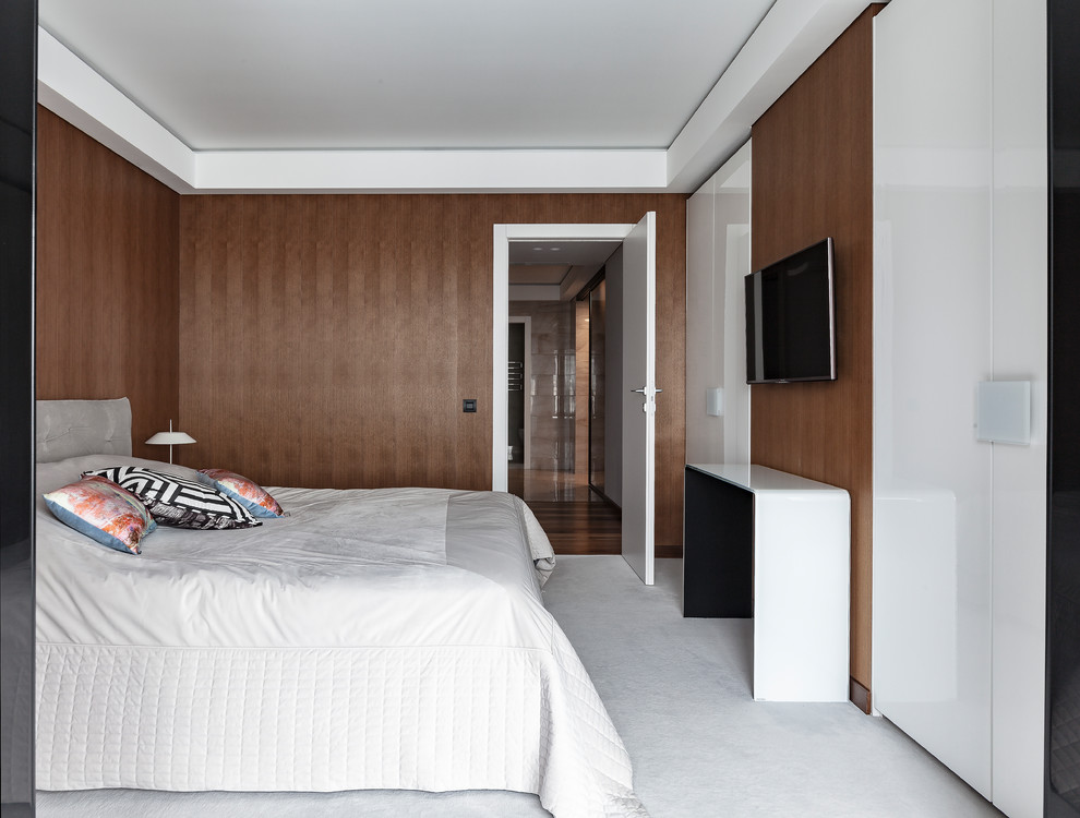 Идея дизайна: хозяйская спальня среднего размера в современном стиле с коричневыми стенами, ковровым покрытием и белым полом