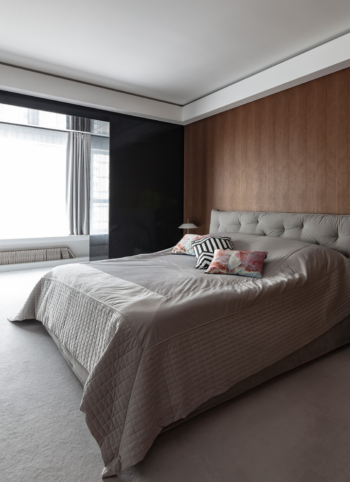 На фото: хозяйская спальня среднего размера в современном стиле с коричневыми стенами, ковровым покрытием и белым полом с