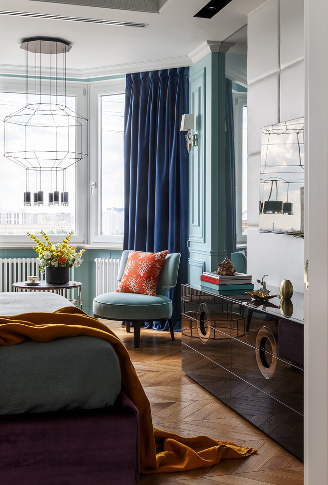 На фото: спальня в стиле неоклассика (современная классика) с синими шторами с