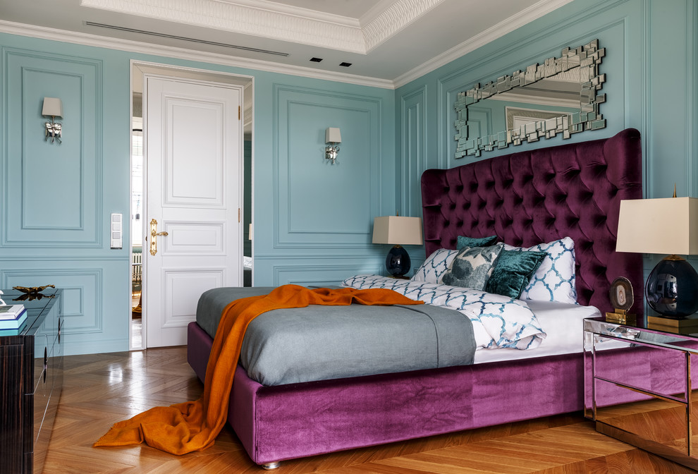 На фото: хозяйская спальня: освещение в стиле неоклассика (современная классика) с паркетным полом среднего тона, коричневым полом и синими стенами с