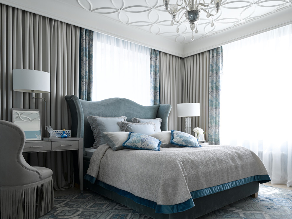 Пример оригинального дизайна: хозяйская спальня в стиле неоклассика (современная классика) с ковровым покрытием и синим полом
