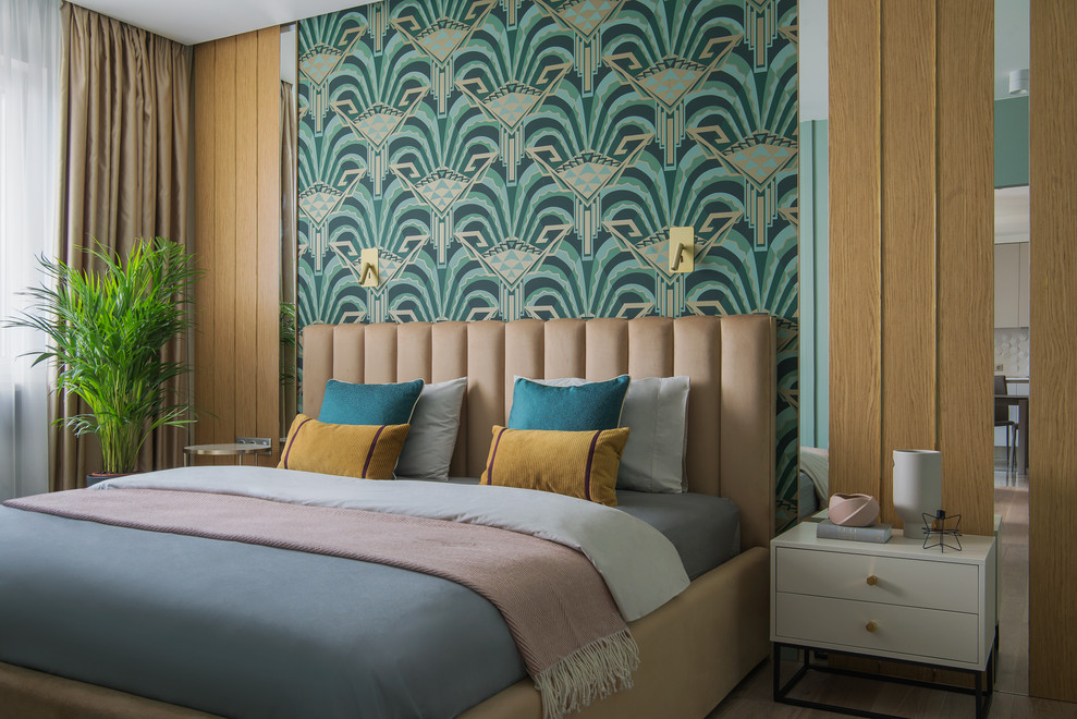На фото: хозяйская спальня среднего размера в современном стиле с светлым паркетным полом, бежевым полом и разноцветными стенами