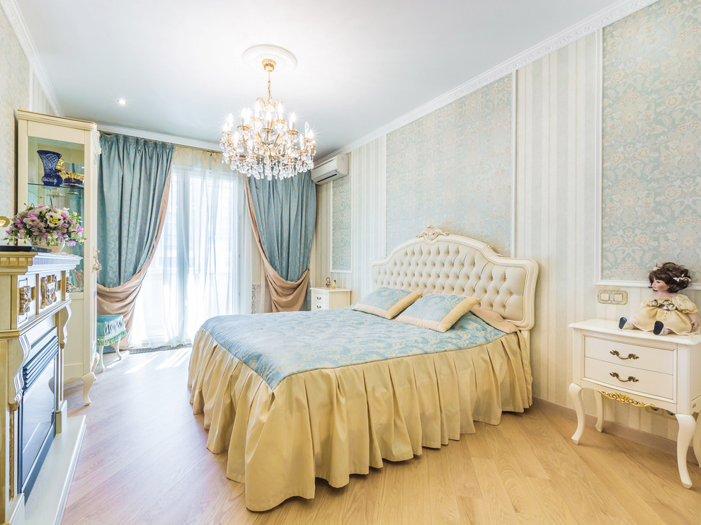На фото: хозяйская спальня среднего размера в классическом стиле
