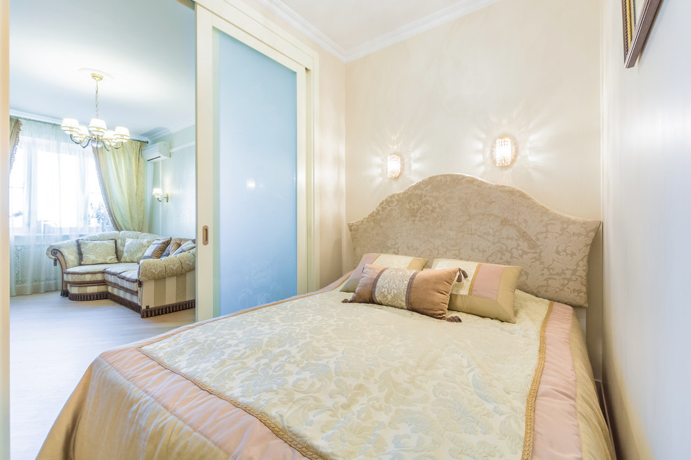 Ejemplo de dormitorio principal clásico de tamaño medio con paredes blancas