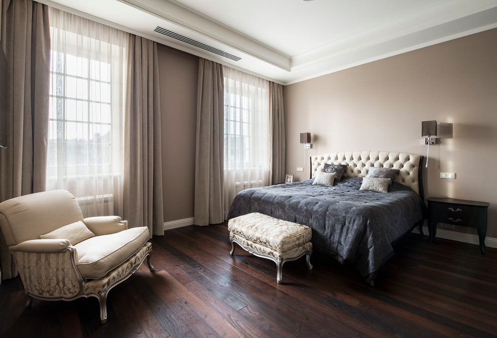 На фото: большая хозяйская спальня в стиле неоклассика (современная классика) с бежевыми стенами, темным паркетным полом и коричневым полом с
