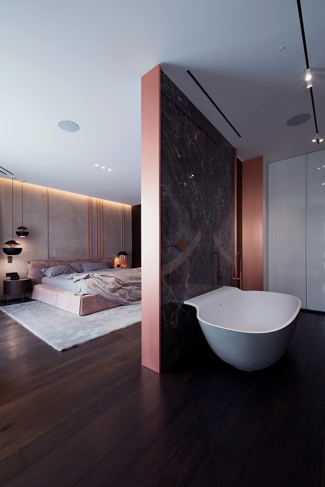 Modernes Hauptschlafzimmer mit grauer Wandfarbe, dunklem Holzboden und braunem Boden in Miami
