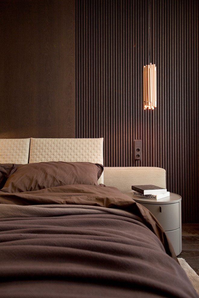 Idee per una camera da letto minimal con pareti marroni, parquet scuro e pavimento marrone
