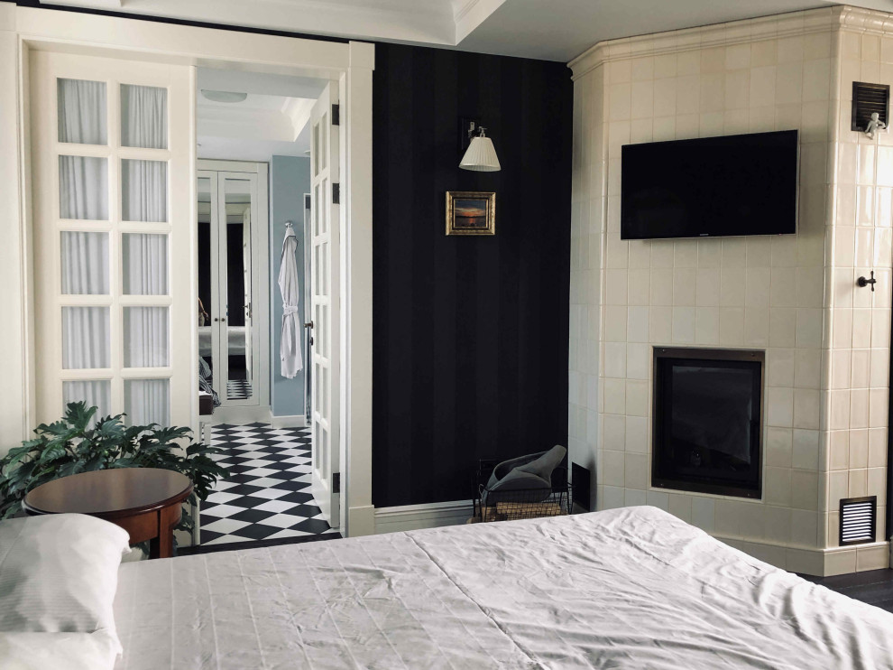 На фото: большая хозяйская спальня в стиле неоклассика (современная классика) с черными стенами, темным паркетным полом, угловым камином, фасадом камина из металла и черным полом